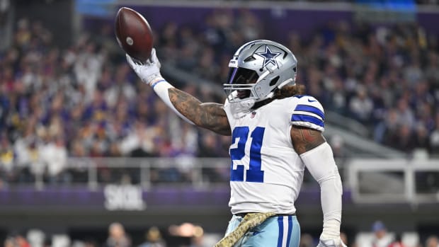 Cowboys running back Ezekiel Elliott celebrates a touchdown.